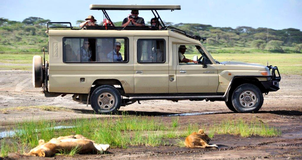 Safari Land Cruiser hire in Kenya — group safari van